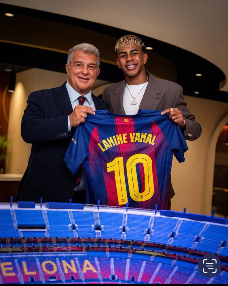 أصغر لاعب يرتدي الرقم 10