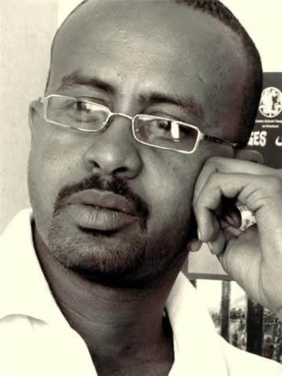 (أزرق) يهُزّ ويِرِزّ .. منّو الضُلُمة تفِزّ ..