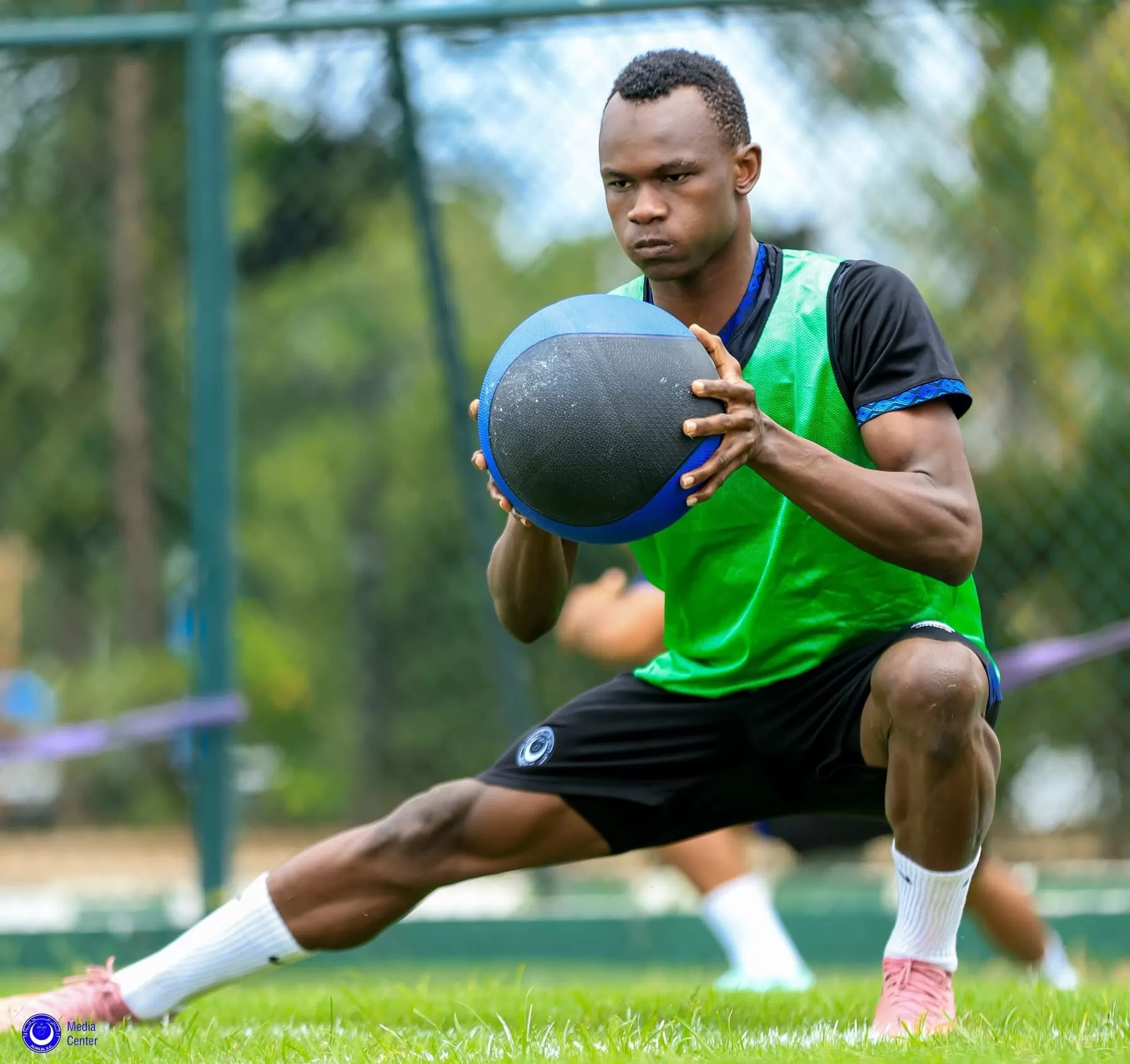 ريجيكامب  يفاجئ اللاعبين  بمهاراته الكروية