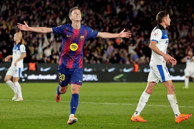 برشلونة يصالح جماهيره بفوزه على  ألافيس ويتصدر الدوري