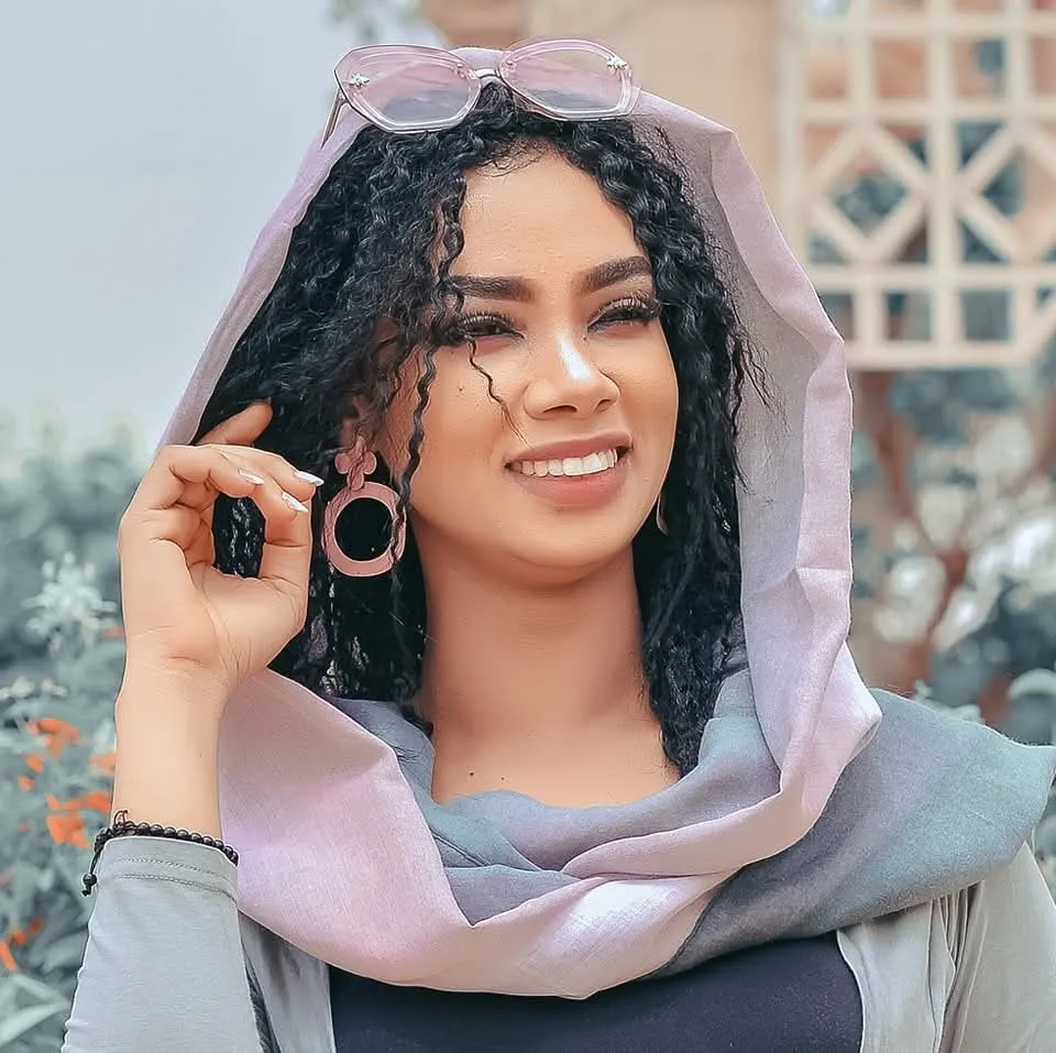 أنصار برشلونة يزعجون نجمة «العربية» الريان الظاهر