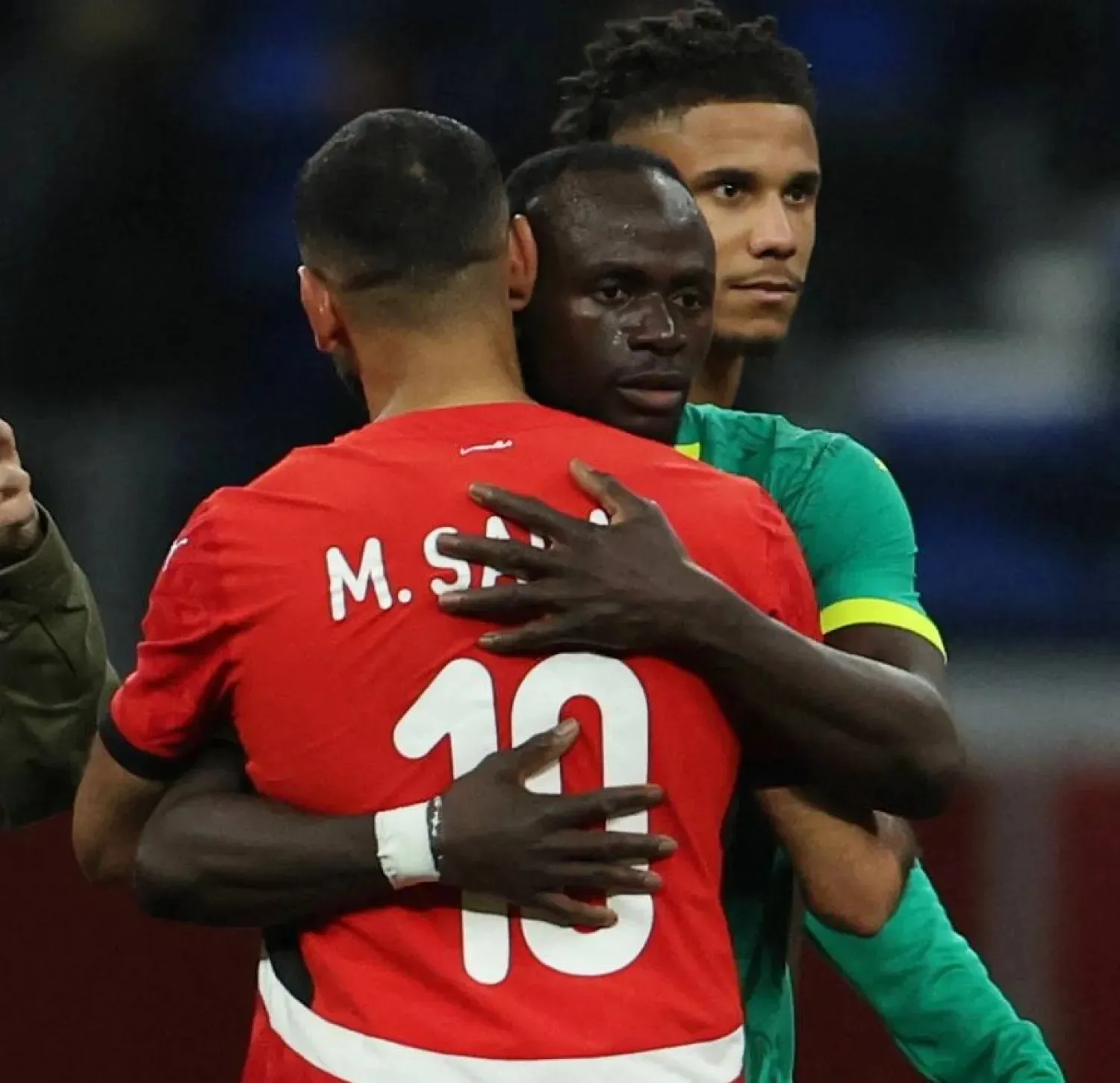 ماني يحتضن صلاح: فزنا بالخبرة والمراقبة