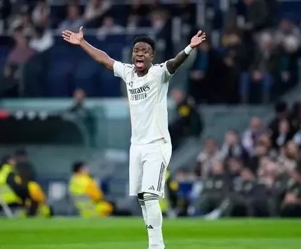 جونيور يقرر خلع قميص ريال مدريد