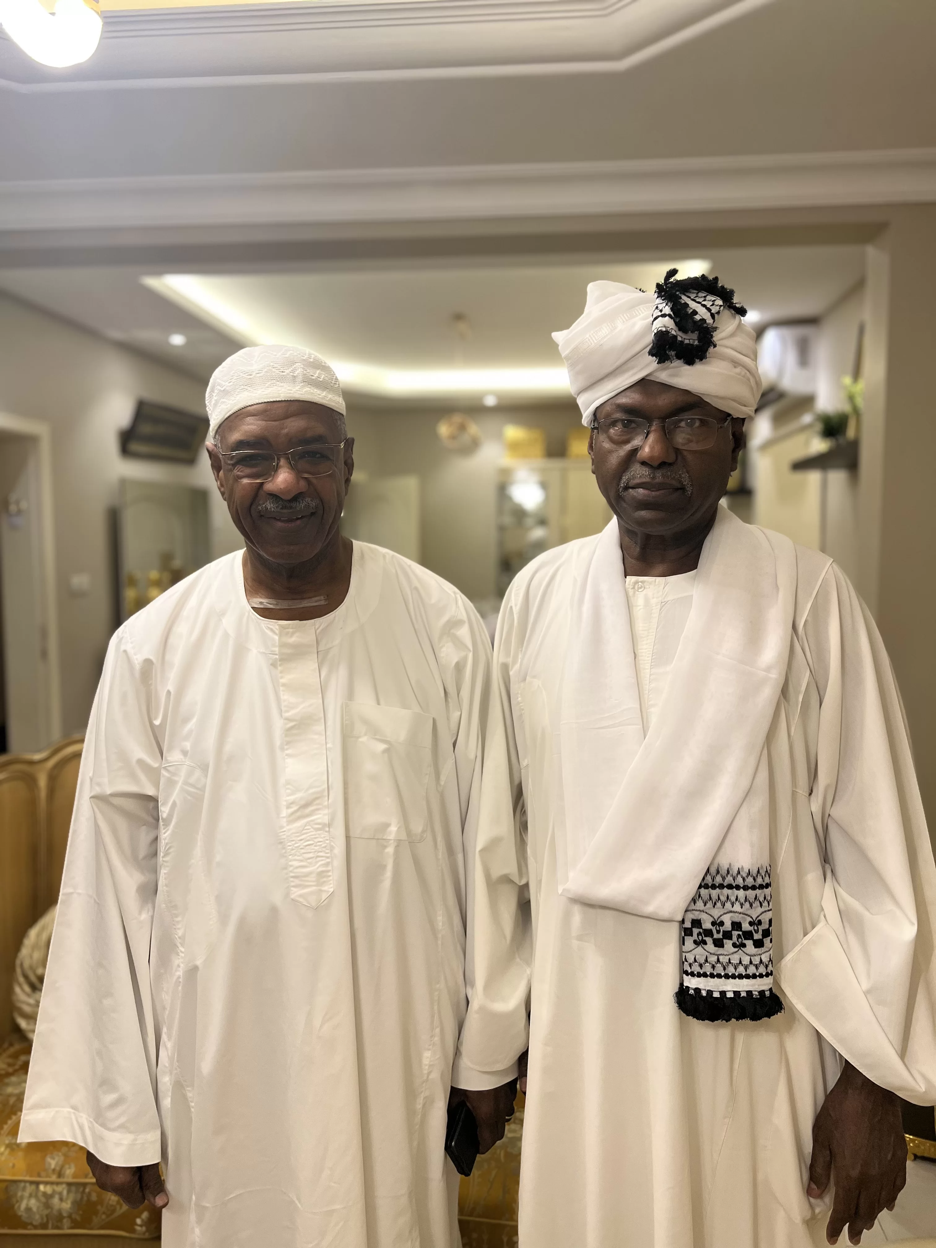 الأطباء يطمئنون د. معتصم جعفر على صحته