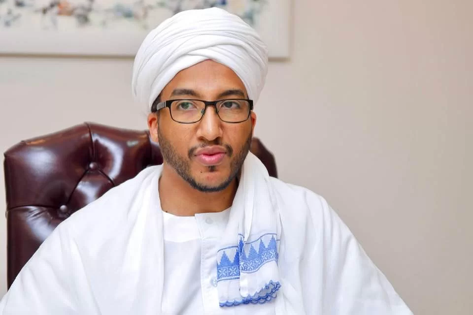 السكرتير الاول بالسفارة رئيس اللجنة الفنية العليا للامتحانات..